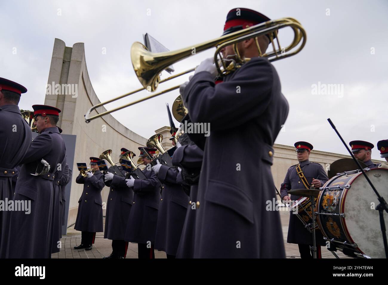 Die britische Armee-Band Catterick spielt im Armed Forces Memorial während der Gedenkfeier im National Memorial Arboretum in Alrewas, Staffordshire. Bilddatum: Sonntag, 10. November 2024. Stockfoto