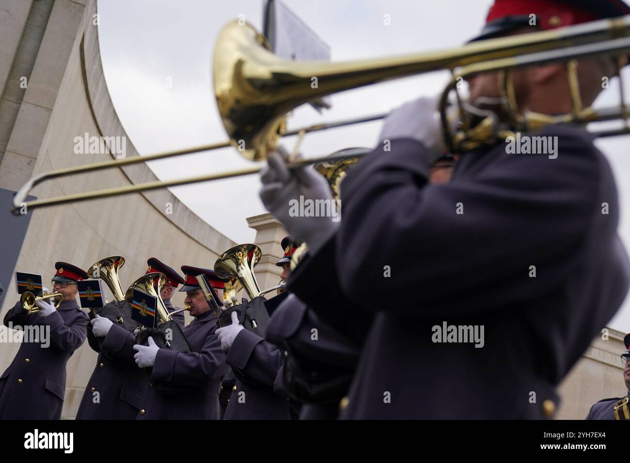 Die britische Armee-Band Catterick spielt im Armed Forces Memorial während der Gedenkfeier im National Memorial Arboretum in Alrewas, Staffordshire. Bilddatum: Sonntag, 10. November 2024. Stockfoto