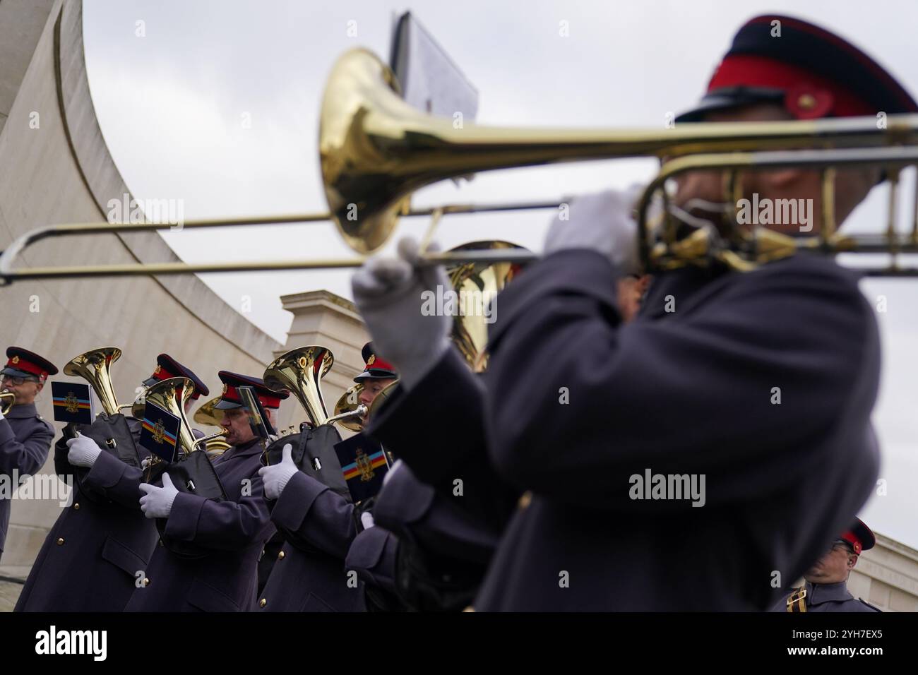 Die britische Armee-Band Catterick spielt im Armed Forces Memorial während der Gedenkfeier im National Memorial Arboretum in Alrewas, Staffordshire. Bilddatum: Sonntag, 10. November 2024. Stockfoto
