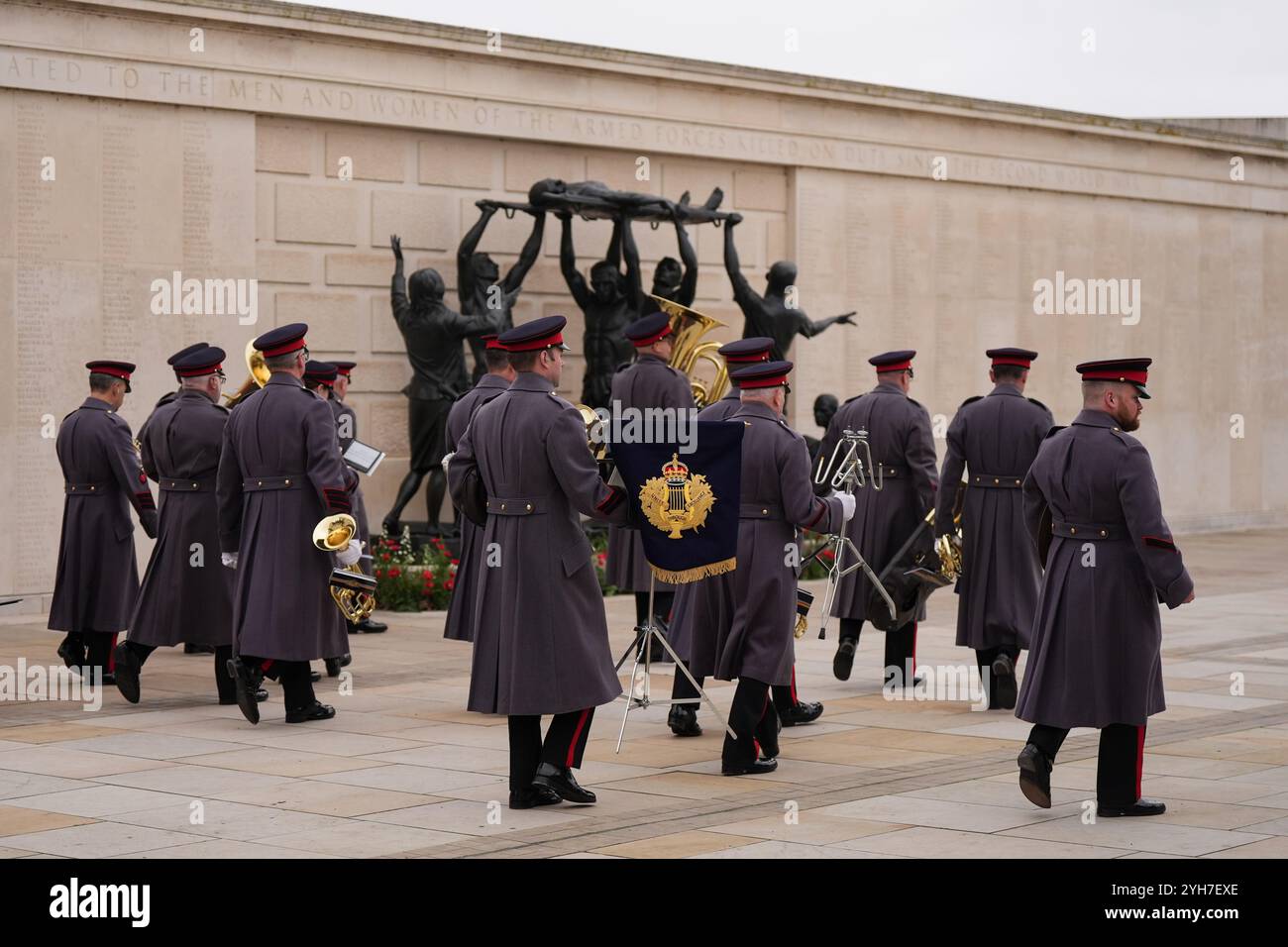 Die britische Armee-Band Catterick am Armed Forces Memorial nach der Gedenkfeier im National Memorial Arboretum, Alrewas, Staffordshire. Bilddatum: Sonntag, 10. November 2024. Stockfoto