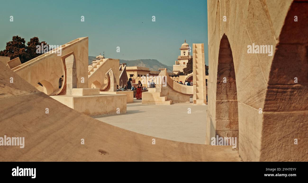 Jaipur, Rajasthan, Indien. Menschen Touristen Besuchen Jantar Mantar. Jantar Mantar in Jaipur ist ein Astronomischer Beobachtungsort, der Anfang des 18. Jahrhunderts erbaut wurde Stockfoto