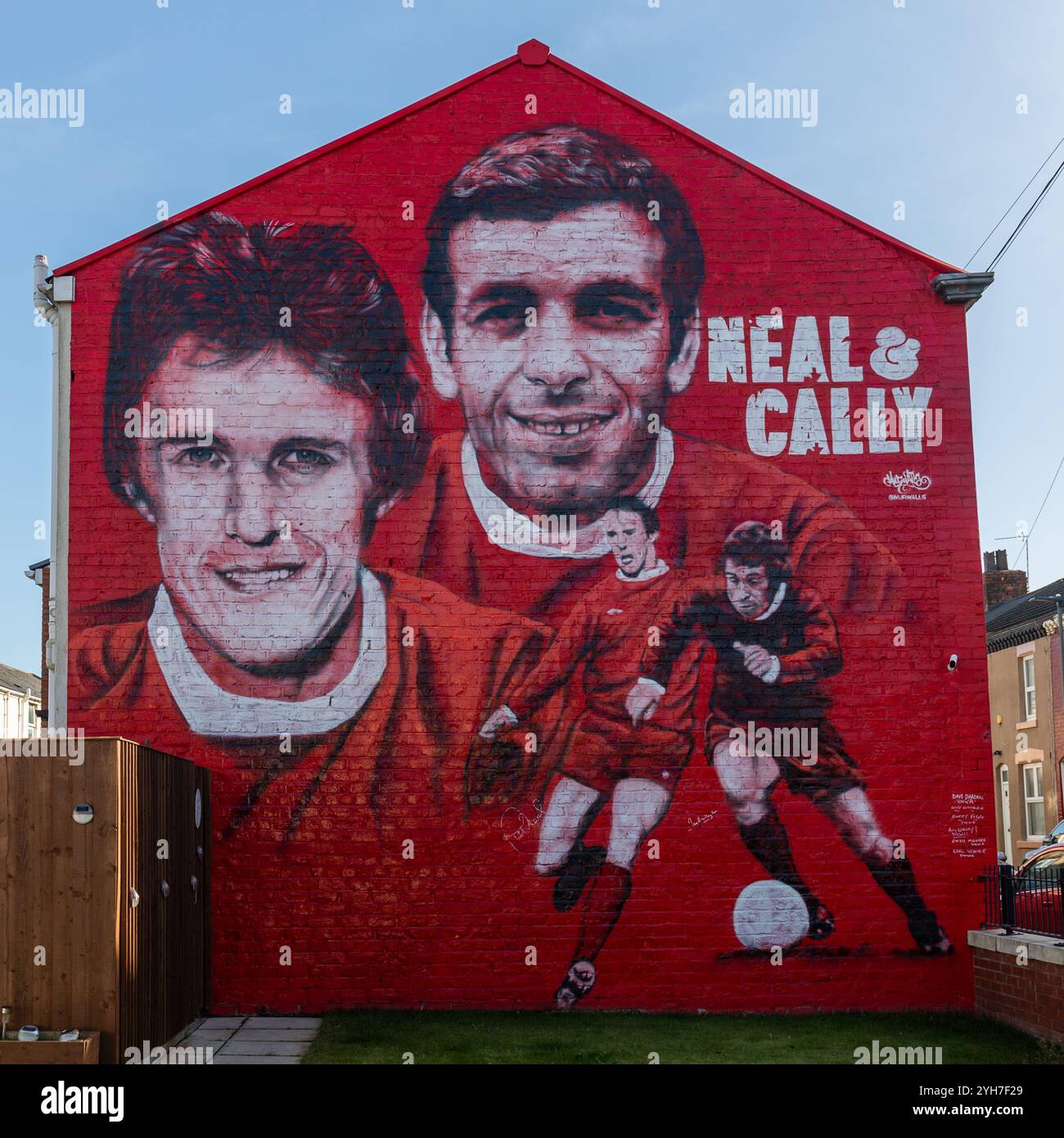 Phil Neal und Ian Callaghan auf einem Wandbild in der Nähe von Anfield in Liverpool. Sowohl Phil Neal als auch Ian Callagham (Cally) waren beide Fußballlegenden und beide Stockfoto