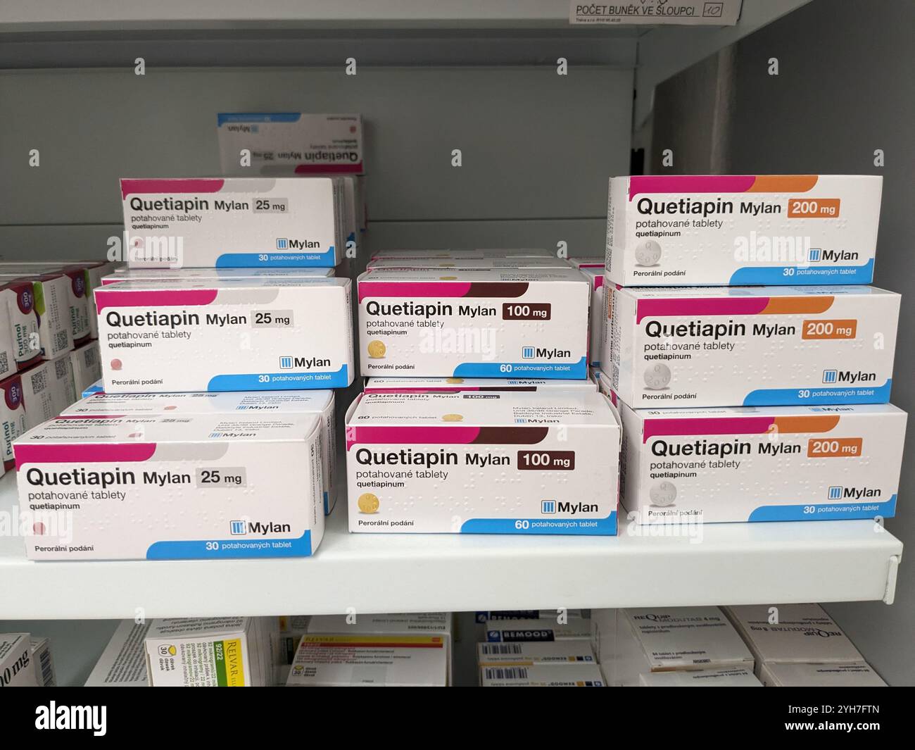 QUETIAPIN MYLAN Box mit Wirkstoff QUETIAPIN von MYLAN, zur Behandlung von Schizophrenie, bipolaren Störungen. Stockfoto