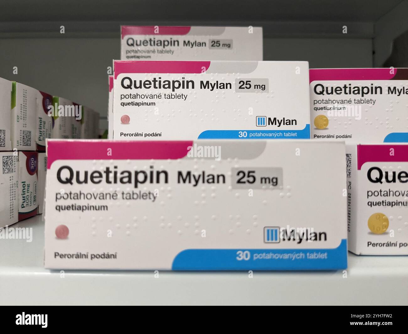 QUETIAPIN MYLAN Box mit Wirkstoff QUETIAPIN von MYLAN, zur Behandlung von Schizophrenie, bipolaren Störungen. Stockfoto