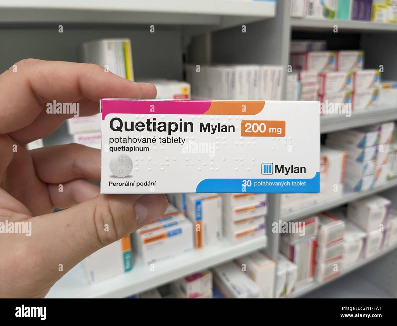 QUETIAPIN MYLAN Box mit Wirkstoff QUETIAPIN von MYLAN, zur Behandlung von Schizophrenie, bipolaren Störungen. Stockfoto