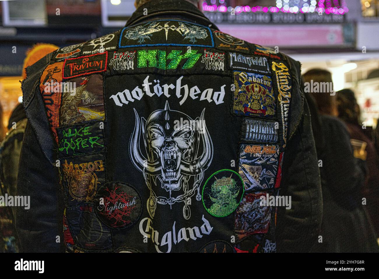 Seltener Blick auf einen nicht wiedererkennbaren Rock Fan mit einer Jeansjacke mit verschiedenen aufgenähten Patches, Kiss, Motorhead Stockfoto