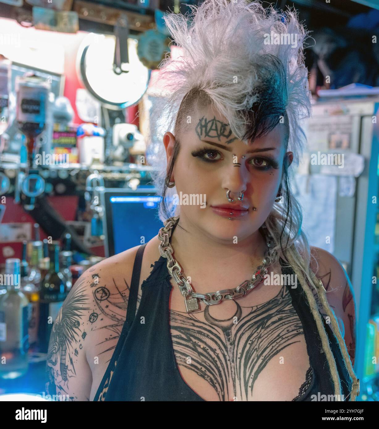 Punk-Mädchen stehend Stockfoto