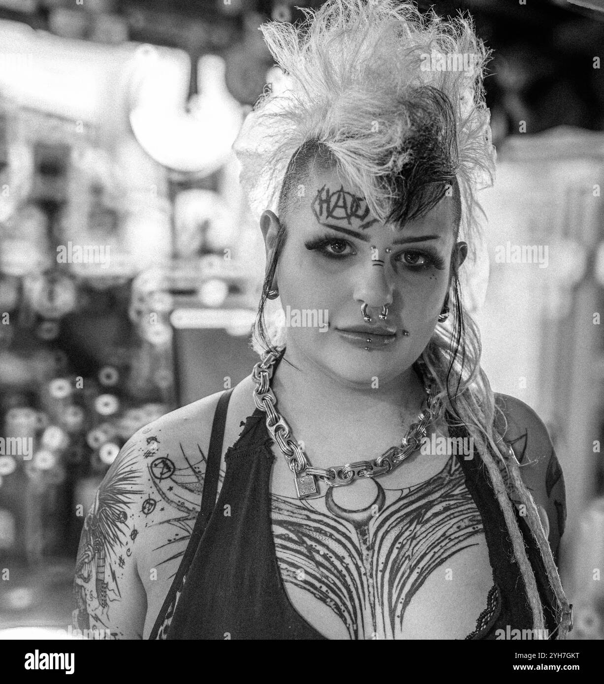 Punk-Mädchen stehend Stockfoto