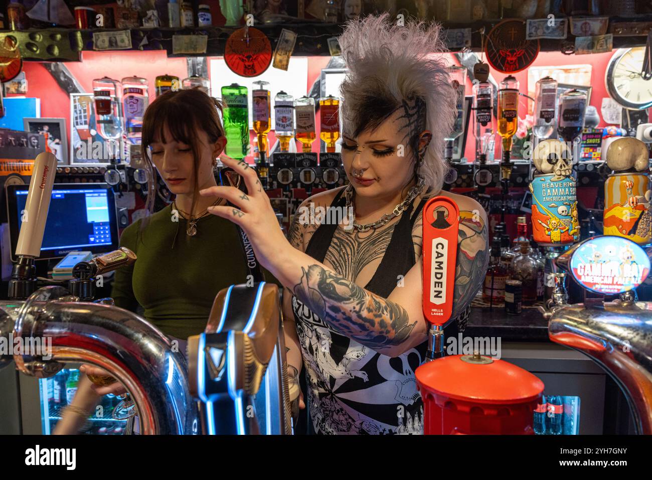 Bar-Zimmermädchen servieren Getränke im Dublin Castle, Camden Town, London, England, Großbritannien Stockfoto