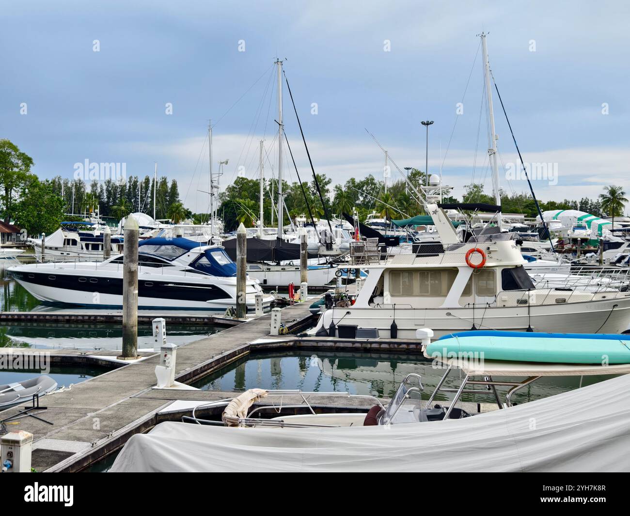 Eine ruhige und ruhige Yachthafenszene mit verschiedenen Booten Stockfoto