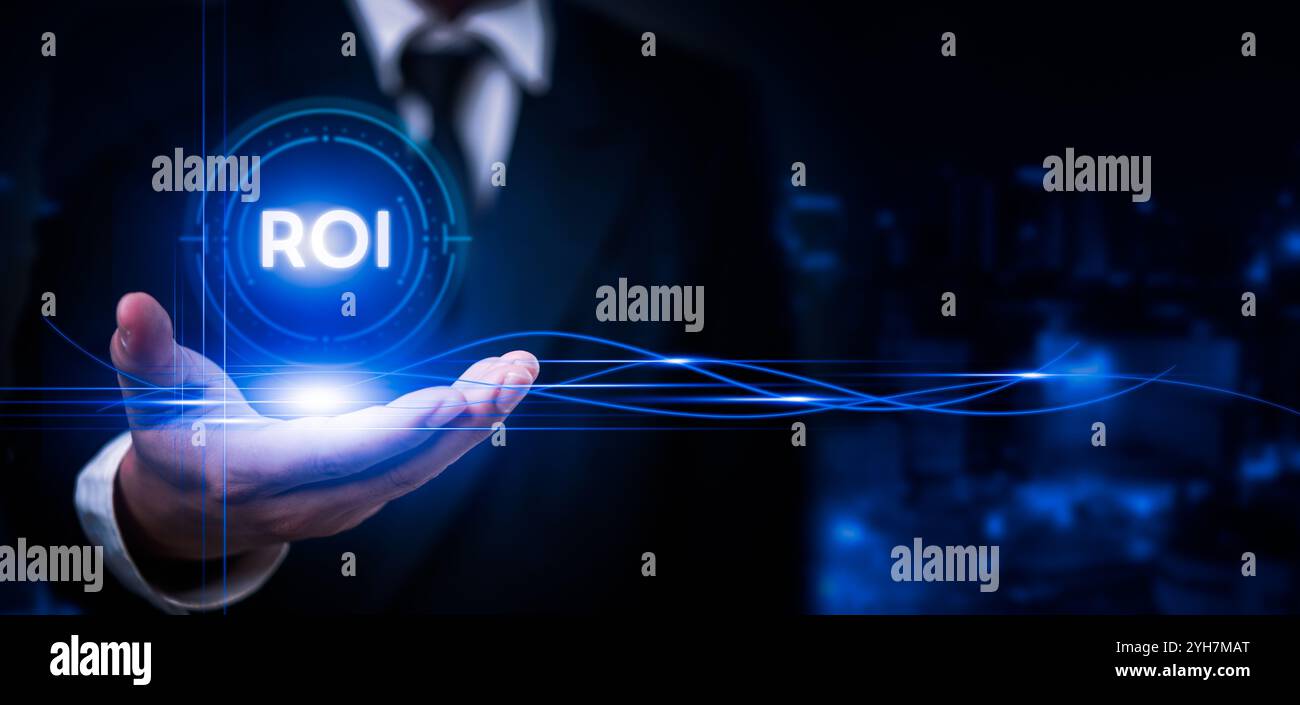 Business Professional zeigt ROI-Metriken auf einer digitalen Anzeige. Stockfoto