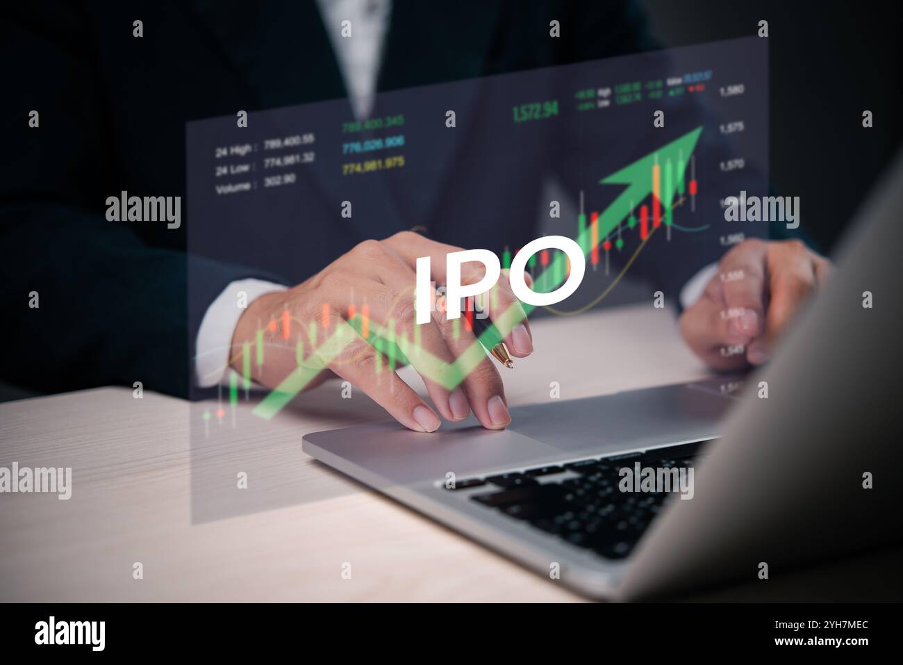 Geschäftsmann, der an einem Notebook mit digitaler Grafik-Overlay für IPO (Initial Public Offering) arbeitet. Geeignet für Finanzen, Börsen, Investoren Stockfoto