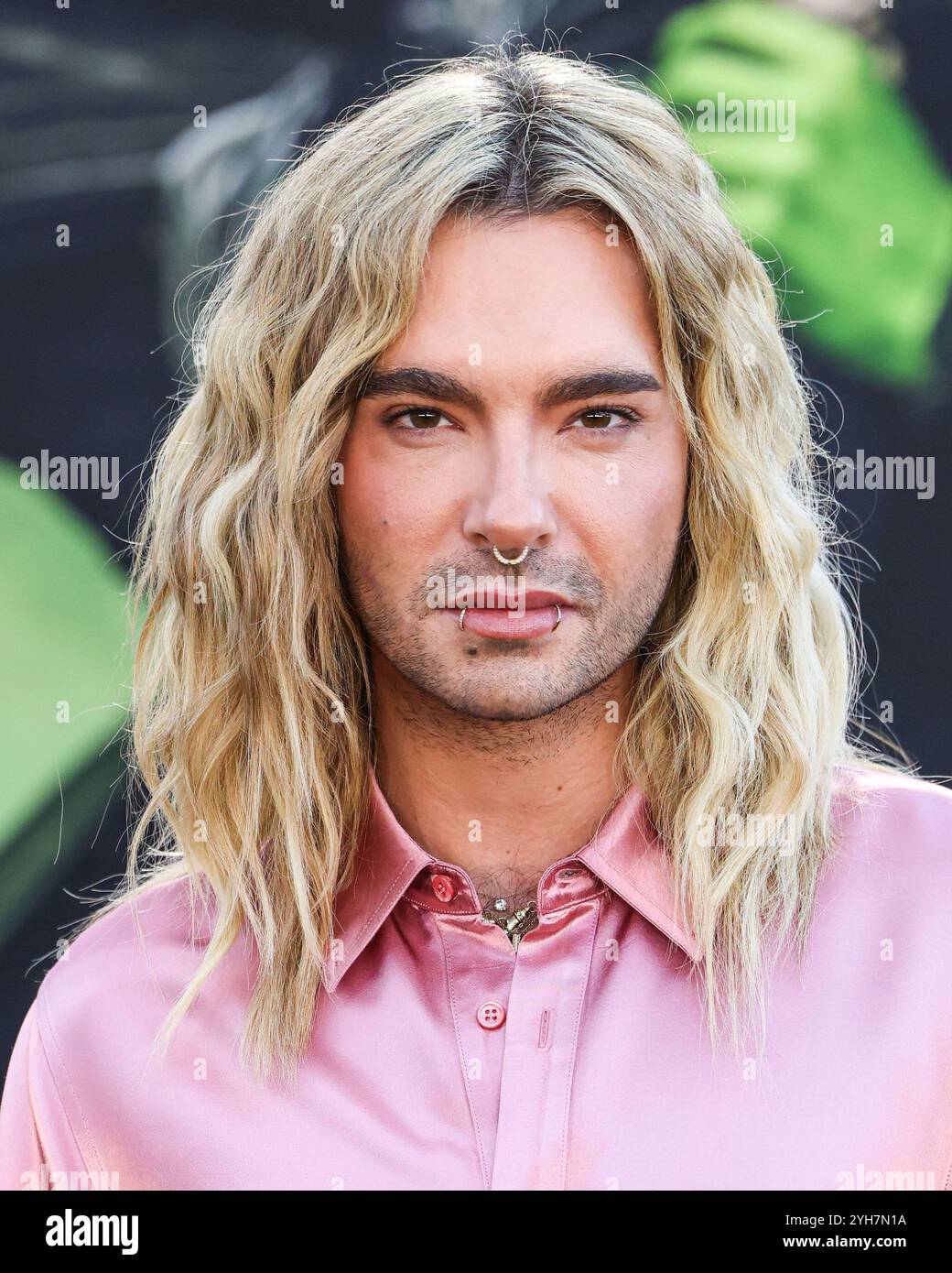 LOS ANGELES, KALIFORNIEN, USA – 09. NOVEMBER: Bill Kaulitz kommt am 9. NOVEMBER 2024 zur Los Angeles Premiere von Universal Pictures 'Wicked' im Dorothy Chandler Pavilion im Music Center in Los Angeles, Kalifornien, USA. (Foto: Xavier Collin/Image Press Agency) Stockfoto