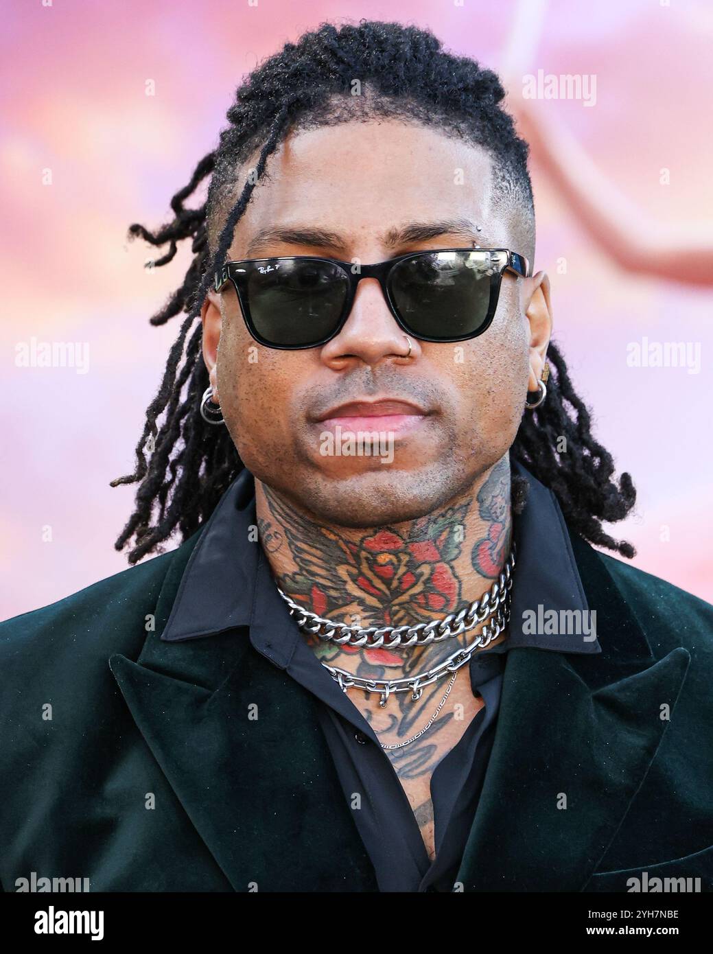 LOS ANGELES, KALIFORNIEN, USA – 09. NOVEMBER: Dom Gabriel kommt bei der Los Angeles Premiere von Universal Pictures 'Wicked' am 9. November 2024 im Dorothy Chandler Pavilion im Music Center in Los Angeles, Kalifornien, USA. (Foto: Xavier Collin/Image Press Agency) Stockfoto