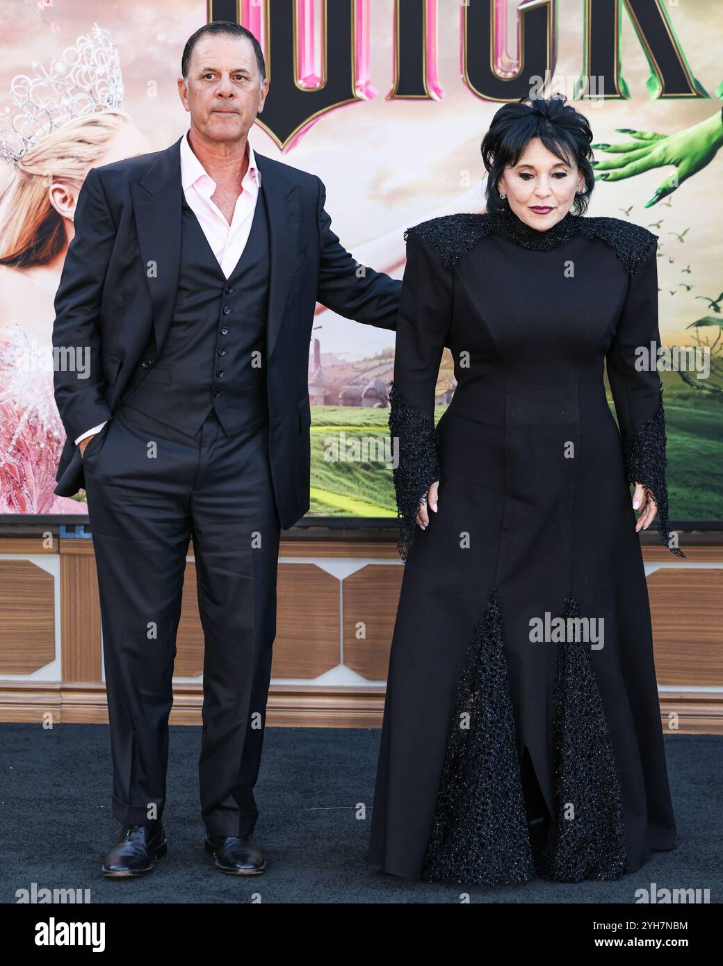 Los Angeles, Usa. November 2024. LOS ANGELES, KALIFORNIEN, USA – 9. NOVEMBER: Edward Butera und seine Frau Joan Grande kommen am 9. November 2024 zur Premiere von Universal Pictures 'Wicked' im Dorothy Chandler Pavilion im Music Center in Los Angeles, Kalifornien, USA. (Foto: Xavier Collin/Image Press Agency) Credit: Image Press Agency/Alamy Live News Stockfoto