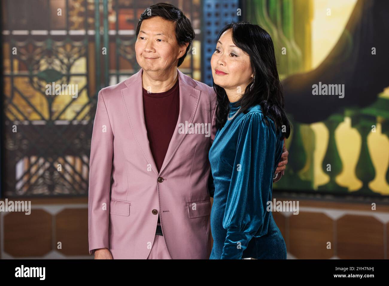 Los Angeles, Usa. November 2024. LOS ANGELES, KALIFORNIEN, USA – 09. NOVEMBER: Ken Jeong und seine Frau Tran Ho kommen am 9. November 2024 zur Premiere von Universal Pictures 'Wicked' im Dorothy Chandler Pavilion im Music Center in Los Angeles, Kalifornien, USA. (Foto: Xavier Collin/Image Press Agency) Credit: Image Press Agency/Alamy Live News Stockfoto