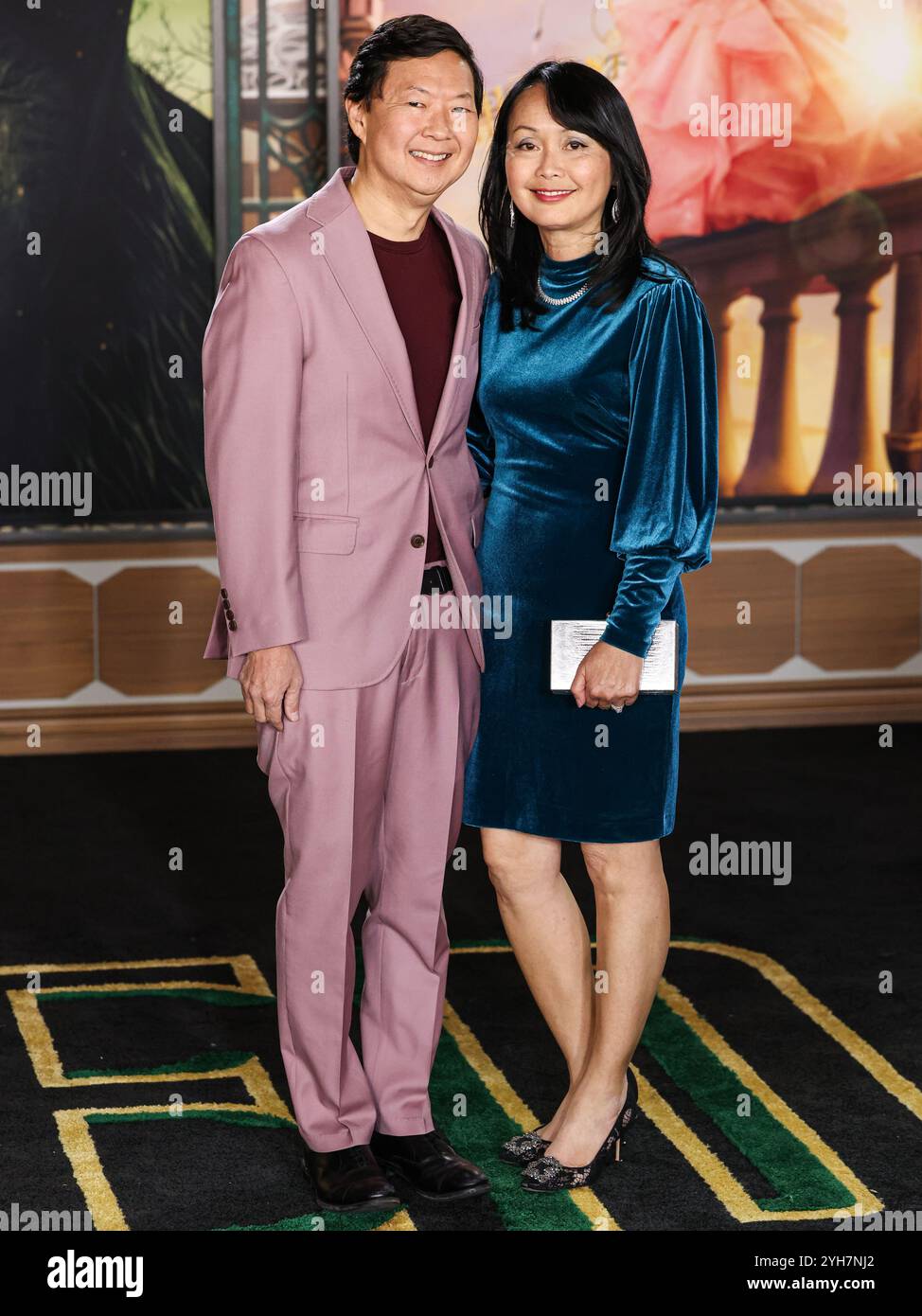 Los Angeles, Usa. November 2024. LOS ANGELES, KALIFORNIEN, USA – 09. NOVEMBER: Ken Jeong und seine Frau Tran Ho kommen am 9. November 2024 zur Premiere von Universal Pictures 'Wicked' im Dorothy Chandler Pavilion im Music Center in Los Angeles, Kalifornien, USA. (Foto: Xavier Collin/Image Press Agency) Credit: Image Press Agency/Alamy Live News Stockfoto