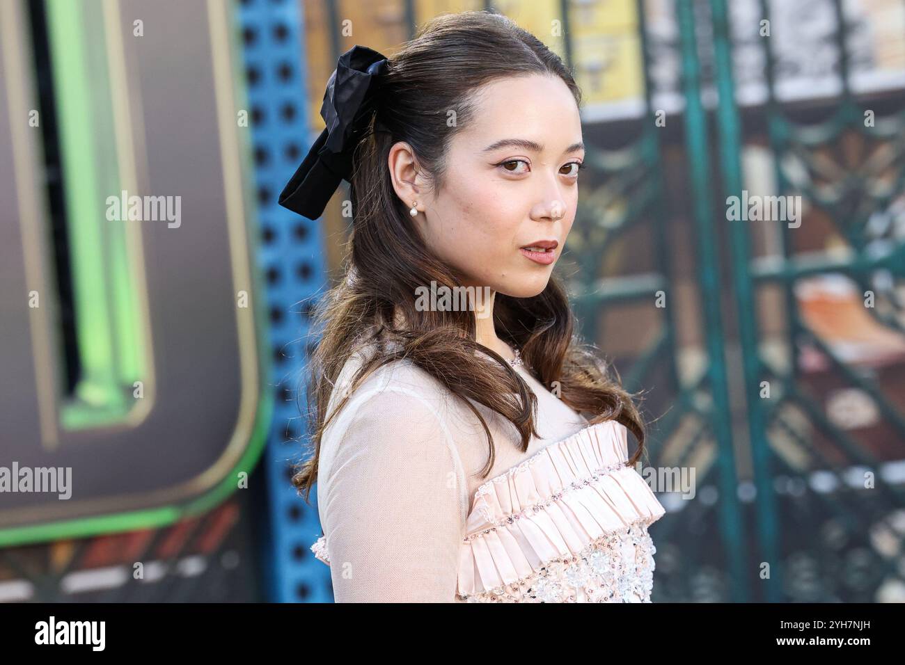 Los Angeles, Usa. November 2024. LOS ANGELES, KALIFORNIEN, USA – 9. NOVEMBER: Laufey kommt bei der Los Angeles Premiere von Universal Pictures 'Wicked' am 9. November 2024 im Dorothy Chandler Pavilion im Music Center in Los Angeles, Kalifornien, USA. (Foto: Xavier Collin/Image Press Agency) Credit: Image Press Agency/Alamy Live News Stockfoto
