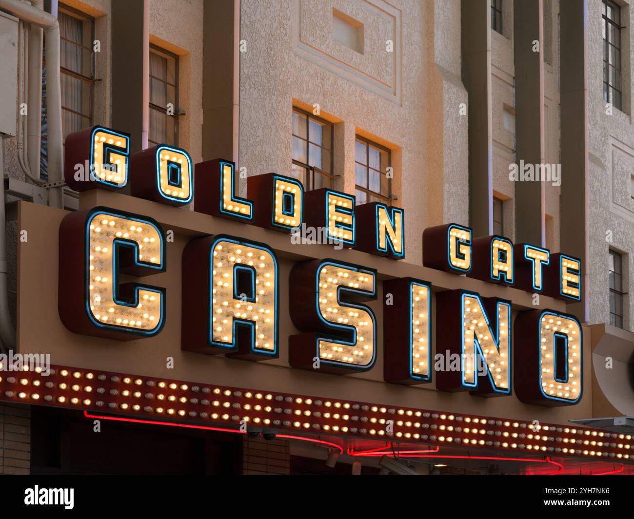 LAS VEGAS. NEVADA, USA - O3. JUNI 2013: Schild an der Außenseite des Golden Gate Casino in Downtown Las Vegas Stockfoto