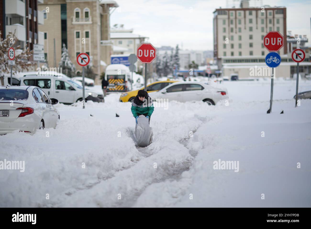 Gaziantep, Türkei. 19. Januar 2022. Eine dicke Schneedecke bedeckt die südtürkische Stadt Gaziantep, die seit Dienstag stark von Schneefall betroffen ist. Die lokalen Behörden haben sich bemüht, die im Verkehr festgefahrenen Menschen zu retten, wobei die Autobahn Tarsus-Adana-Gaziantep gesperrt wurde. Zum ersten Mal seit 54 Jahren wurden in Gaziantep Rekordhohe Temperaturen und dicker Schnee verzeichnet, während in den meisten Teilen der Türkei starker Schnee mit Störungen an Straßen, Autobahnen und Schulen im ganzen Land zu verzeichnen war Stockfoto