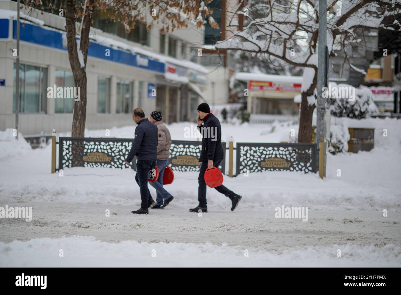 Gaziantep, Türkei. 19. Januar 2022. Eine dicke Schneedecke bedeckt die südtürkische Stadt Gaziantep, die seit Dienstag stark von Schneefall betroffen ist. Die lokalen Behörden haben sich bemüht, die im Verkehr festgefahrenen Menschen zu retten, wobei die Autobahn Tarsus-Adana-Gaziantep gesperrt wurde. Zum ersten Mal seit 54 Jahren wurden in Gaziantep Rekordhohe Temperaturen und dicker Schnee verzeichnet, während in den meisten Teilen der Türkei starker Schnee mit Störungen an Straßen, Autobahnen und Schulen im ganzen Land zu verzeichnen war Stockfoto