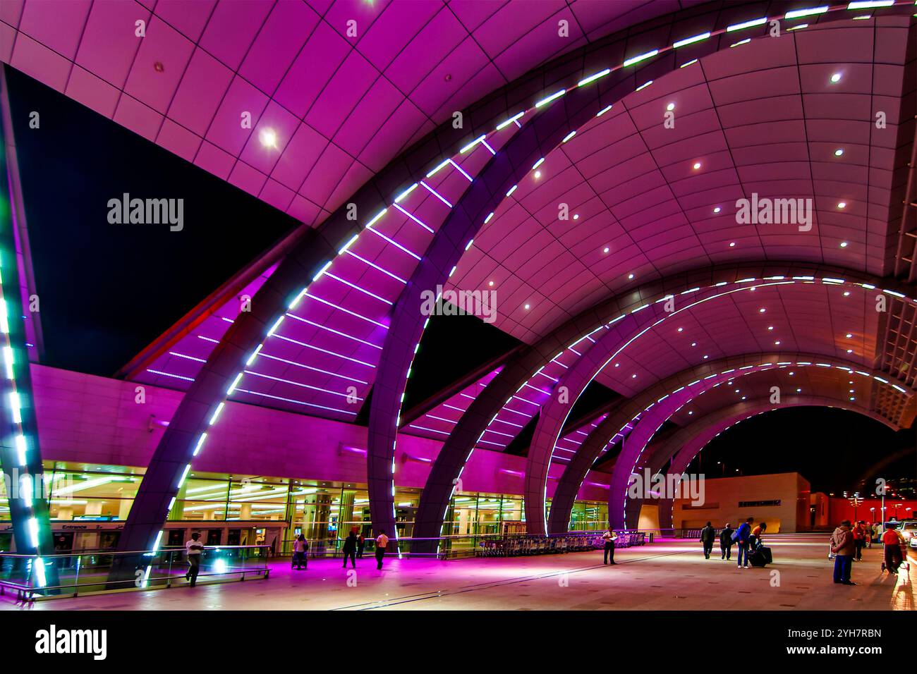 Der moderne Eingang des Terminals 3 am internationalen Flughafen Dubai, der ausschließlich Emirates Airlines bedient, bietet moderne Designelemente und SPA Stockfoto