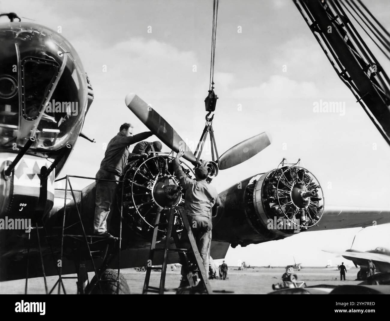 Die USAAF-Bodencrew arbeitet an einer Boeing B-17 Flying Forts in der RAF Manston in Kent, England. Das amerikanische viermotorige schwere Bomberflugzeug wurde in den 1930er Jahren für das United States Army Air Corps (USAAC) entwickelt. Die B-17 war ein schneller und hochfliegender Bomber, der vor allem im europäischen Operationstheater eingesetzt wurde und während des Zweiten Weltkriegs mehr Bomben abwarf als jedes andere Flugzeug. Sie wurde hauptsächlich von der USAAF in der Tageslichtkomponente der alliierten strategischen Bombenkampagne über Europa eingesetzt und ergänzte die Nachtbomber des RAF Bomber Command bei Angriffen auf deutsche Industrie, Militär und Zivilisten Stockfoto