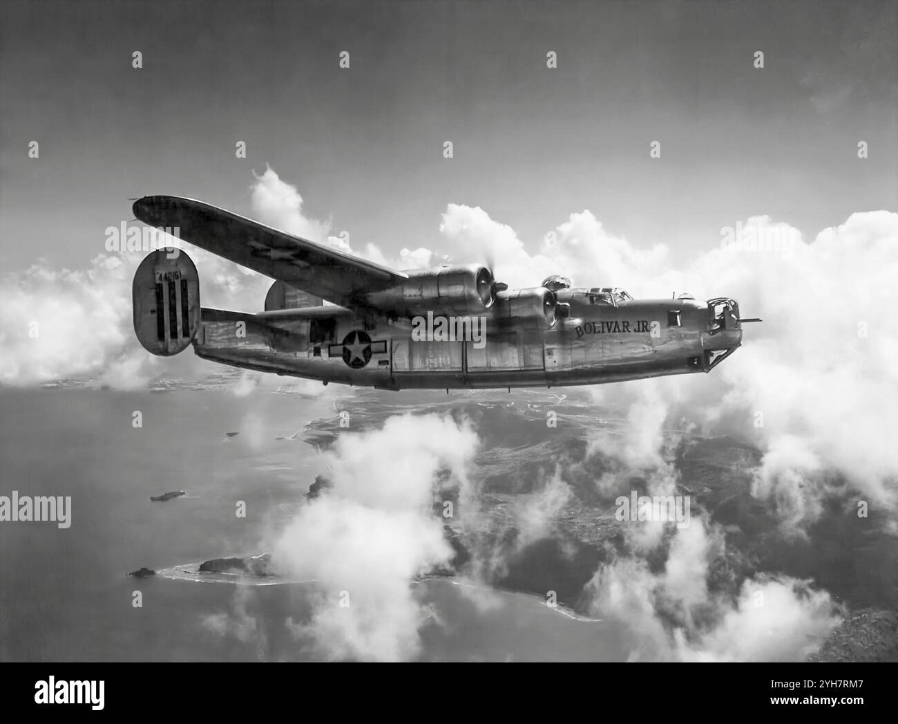 Ein Consolidated B-24 Liberator, ein amerikanischer schwerer Bomber, der Bombengruppe 98. Der hocheffiziente Davis-Flügel verlieh dem Liberator eine hohe Reisegeschwindigkeit, eine große Reichweite und die Fähigkeit, eine schwere Bombenladung zu tragen. Sie wurde im Zweiten Weltkrieg ausgiebig genutzt und war die Hauptstütze der strategischen Bombenkampagne der USA im westeuropäischen Theater. Aufgrund seiner Reichweite erwies es sich als nützlich bei Bombenangriffen im Pazifik, einschließlich der Bombardierung Japans. Mit etwa 18.500 Einheiten ist es der weltweit meistproduzierte Bomber, schwere Bomber, mehrmotorige Flugzeuge und amerikanische Militärflugzeuge in der Geschichte. Stockfoto