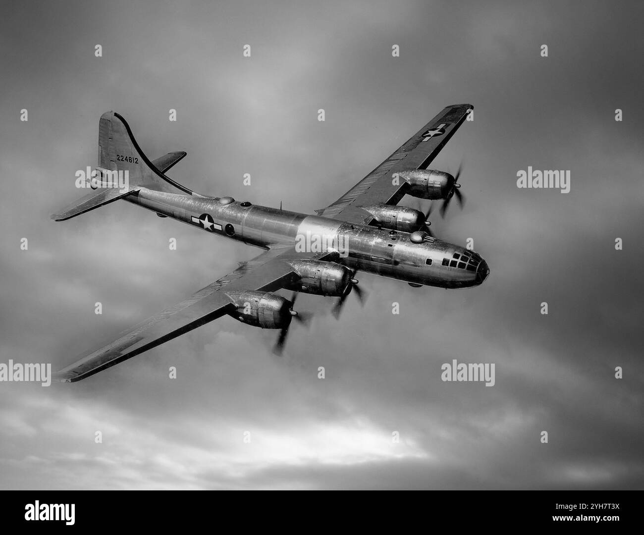 Die Boeing B-29 Superfortress ist ein US-amerikanischer, viermotoriger schwerer Bomber mit Propellerantrieb, der hauptsächlich während des Zweiten Weltkriegs und des Koreakrieges von den Vereinigten Staaten geflogen wurde. Die Superfortress, eines der größten Flugzeuge des Zweiten Weltkriegs, war für strategische Bombenangriffe in großer Höhe konzipiert, war aber auch bei nächtlichen Brandbombenangriffen in geringer Höhe und beim Abwurf von Marineminen zur Blockade Japans hervorragend. Die B-29 haben die Atombomben auf Hiroshima und Nagasaki abgefeuert, die einzigen Flugzeuge, die jemals Atomwaffen im Kampf abwerfen. Stockfoto