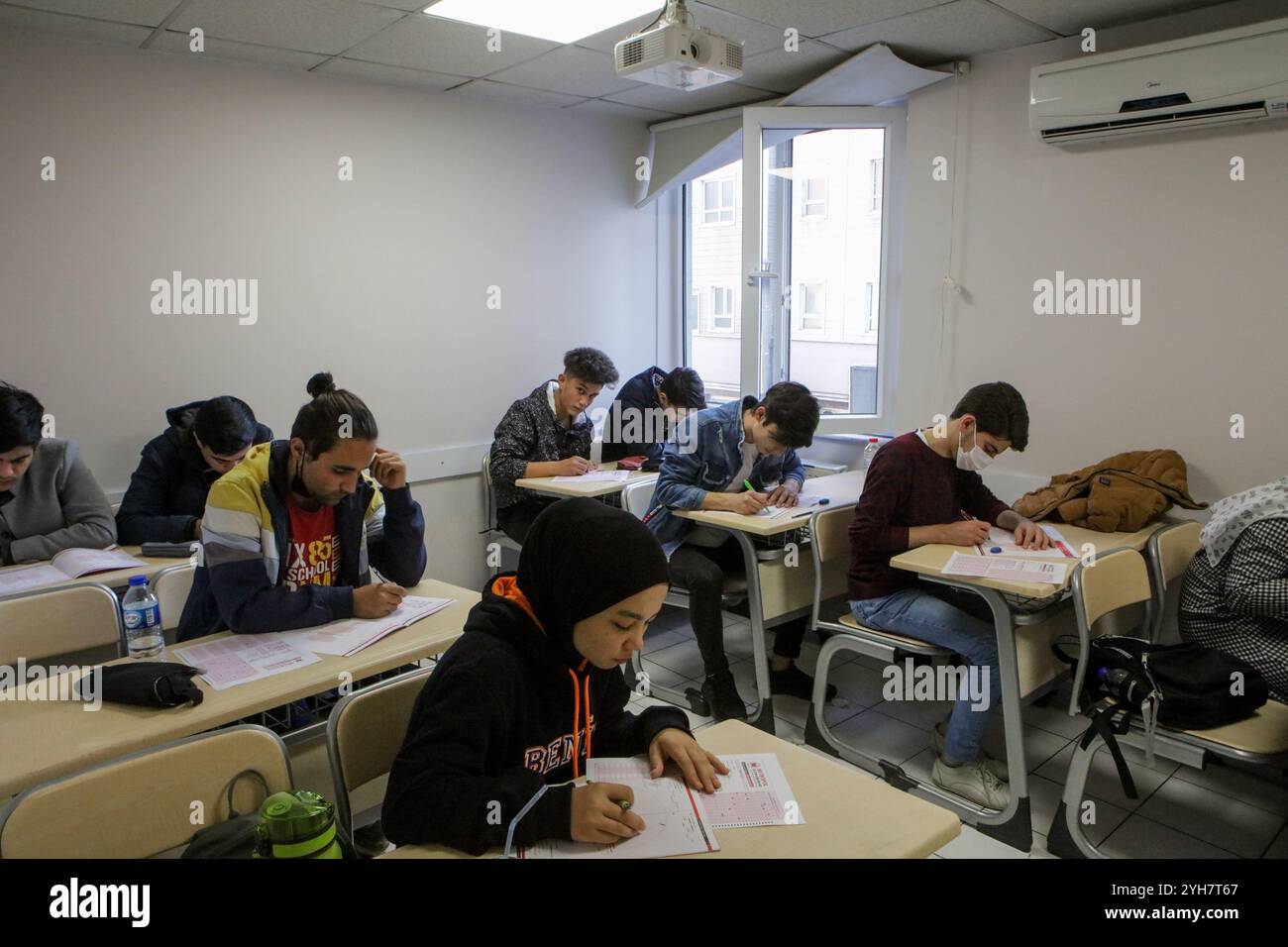 Gaziantep, Türkei. November 2021. Ausländische Studenten der Anadolu Lugat Institution in Gaziantep absolvieren die Vorprüfung für Hochschulbildung in der Türkei. Die Studenten lernen verschiedene Fächer, um sich auf die YOS-Prüfung vorzubereiten, die ihnen den Zugang zu türkischen Universitäten ermöglicht Stockfoto