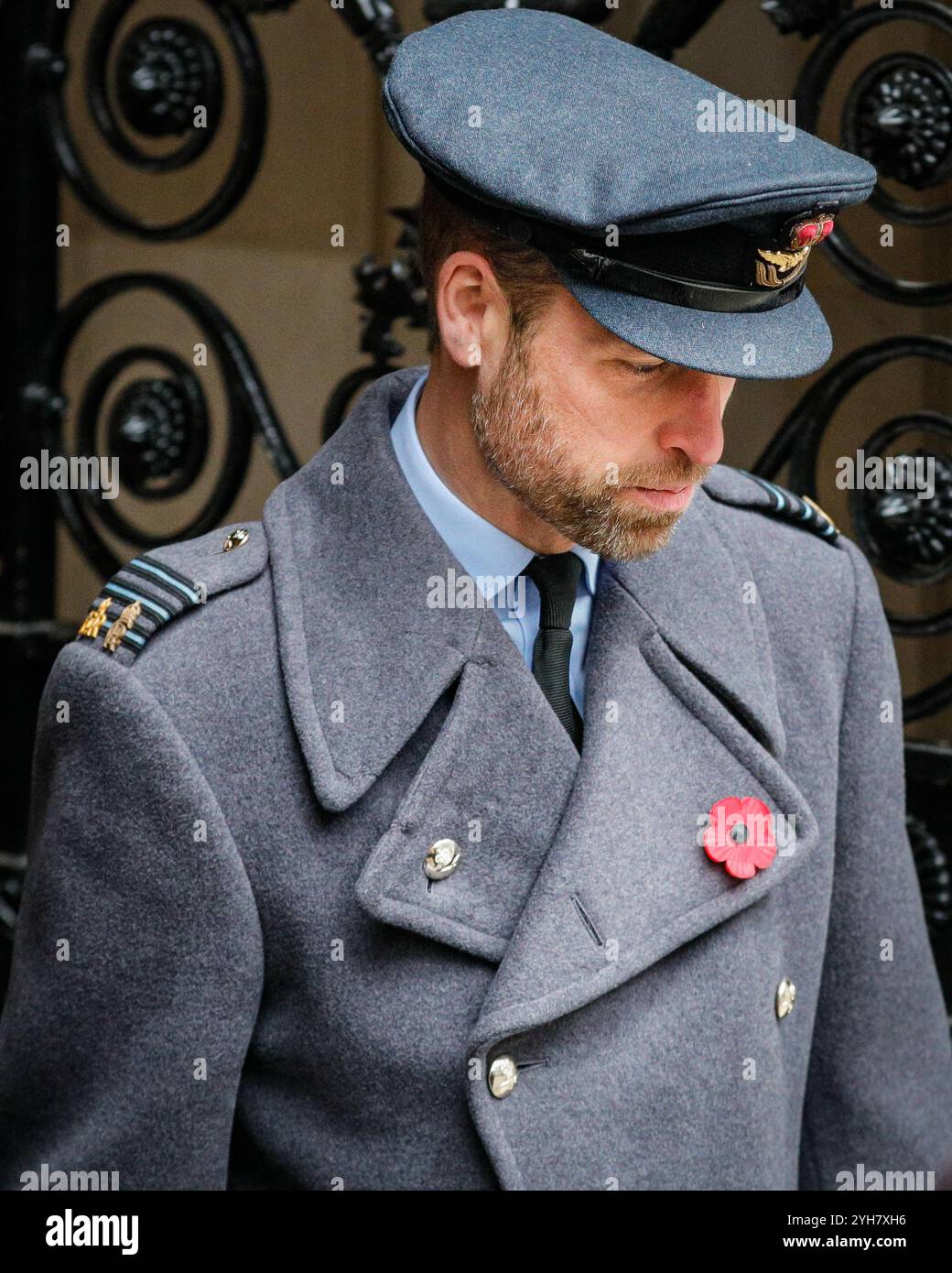 Downing Street, London, Großbritannien, 10. November 2024. Prinz William, der Prinz von Wales geht in seiner Militäruniform durch. Politiker, einschließlich ehemaliger Premierminister, werden auf dem Weg zur Gedenkfeier am Sonntag in Whitehall in Westminster durch die Downing Street spazieren sehen. Quelle: Imageplotter/Alamy Live News Stockfoto