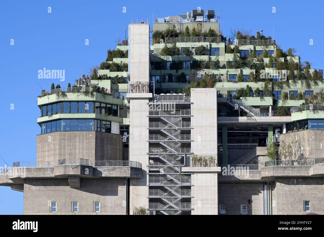 DEUTSCHLAND, Hamburg, St. Pauli, ein neues Stadtbild: Ein alter Flugabwehrkanonen-FLAKBUNKER aus dem Zweiten Weltkrieg mit Grünpflanzen an Fassade und Dach / DEUTSCHLAND, Hamburg, St. Pauli, Heiligengeistfeld Feldstraße, Alter Flugabwehrkanonen FLAKBUNKER aus dem Zweiten Weltkrieg mit Fassaden und Dach Begrünung Stockfoto