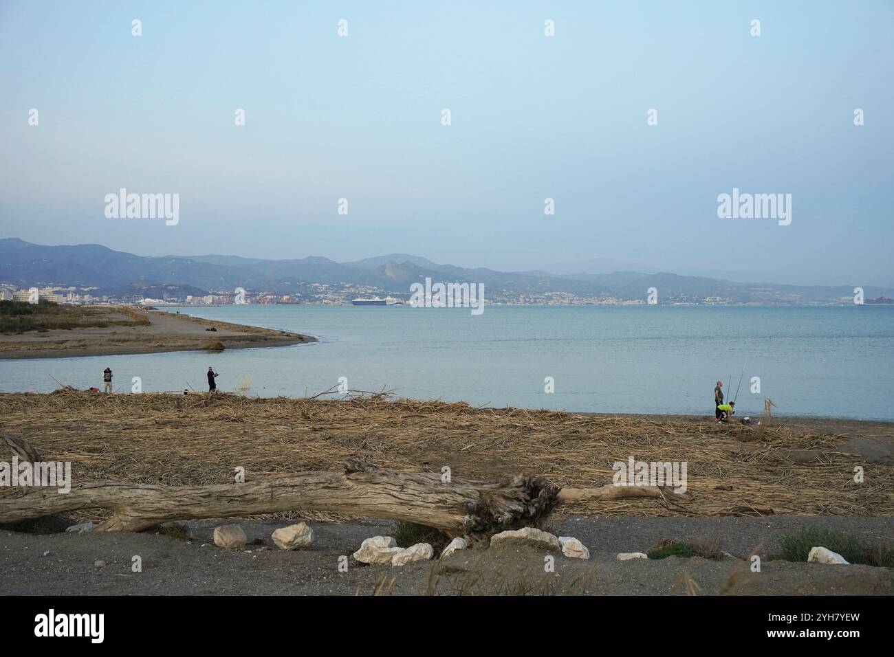 Hochwasserspiegel Gudalhorce Flussmündung im Naturpark Guadalhorce nach starkem Regen, Andalusien, Malaga, Spanien. Stockfoto