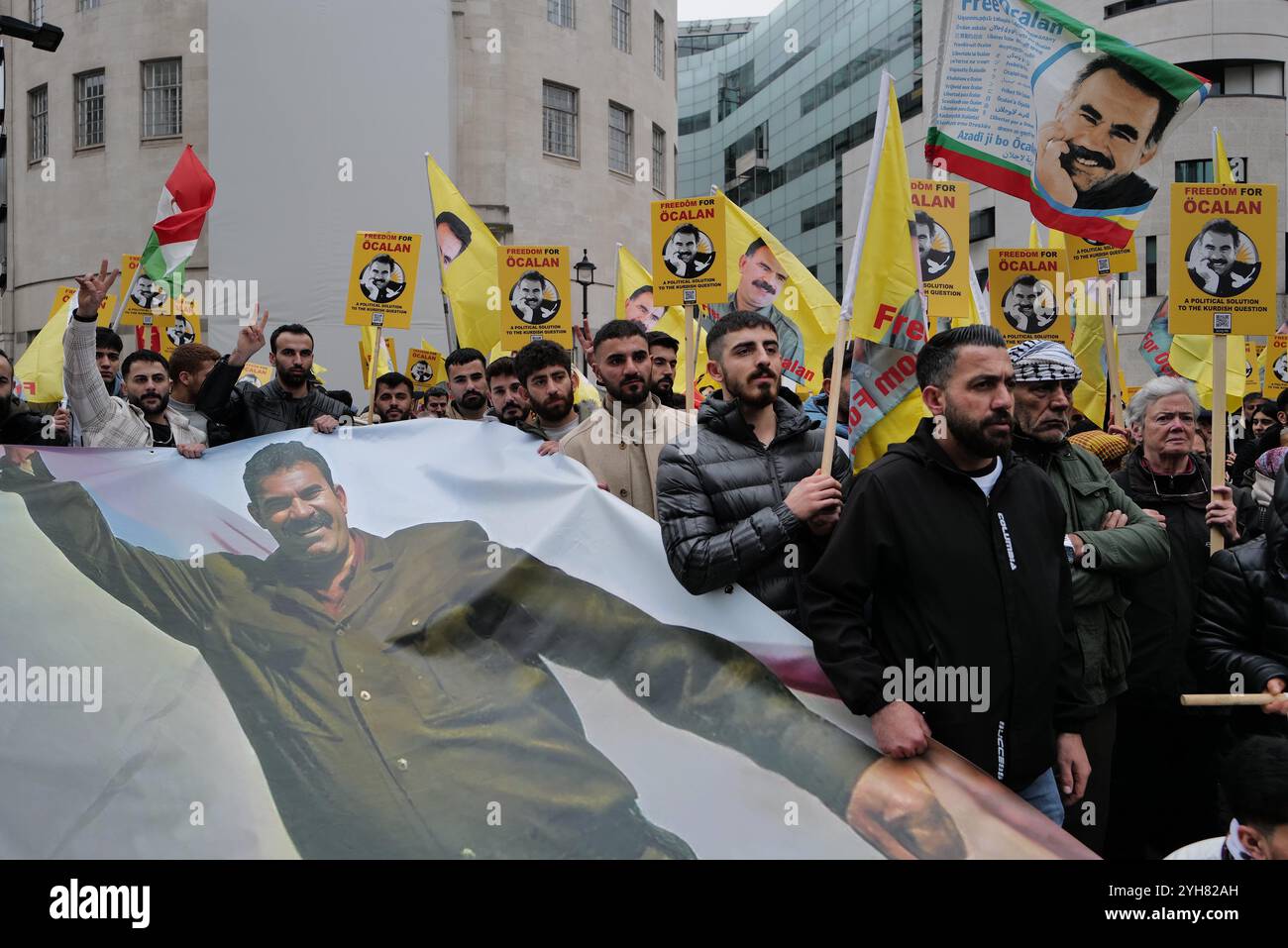 London, England, Großbritannien. November 2024. Anhänger der Kurdischen Volksversammlung marschieren vom BBC Portland Place zur Downing Street und fordern die Freilassung von Abdullah Ã-calan, dem inhaftierten Führer der Kurdischen Arbeiterpartei (PKK). Der Protest macht auf Ã-calans jahrzehntelange Inhaftierung aufmerksam und setzt sich für kurdische Rechte und Autonomie ein. Die Teilnehmer heben aktuelle Menschenrechtsfragen hervor und fordern die britische Regierung nachdrücklich auf, Frieden und Dialog in der Region zu unterstützen. Quelle: ZUMA Press, Inc./Alamy Live News Stockfoto