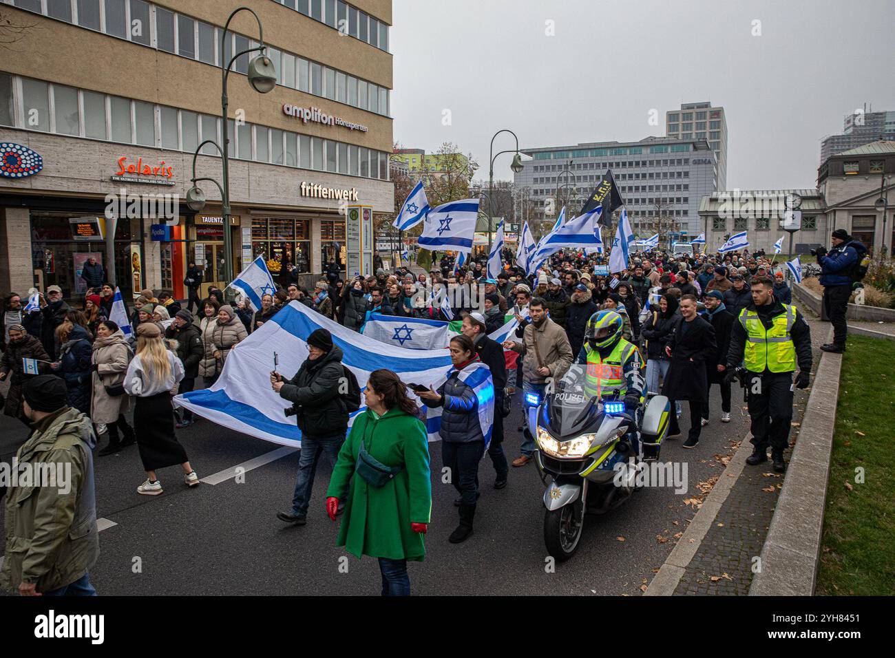 Berlin, Deutschland. November 2024. Am Sonntag, den 10. November 2024, versammelten sich Demonstranten auf dem Berliner Wittenbergplatz, um einen robusteren Schutz der jüdischen Gemeinden in Deutschland zu fordern, da die antisemitischen Vorfälle nach den Terroranschlägen der Hamas am 7. Oktober 2023 auf Israel weltweit zunehmen. Die unter dem Motto „für ein Leben ohne Furcht: Jüdisches Leben schützen, genug ist genug“ organisierte Kundgebung zeigte einen Anstieg antisemitischer Vorfälle in ganz Europa, einschließlich Deutschland und den Niederlanden, wo jüdische Institutionen und Einzelpersonen zunehmend ins Visier genommen wurden. Der Protest fand statt Stockfoto