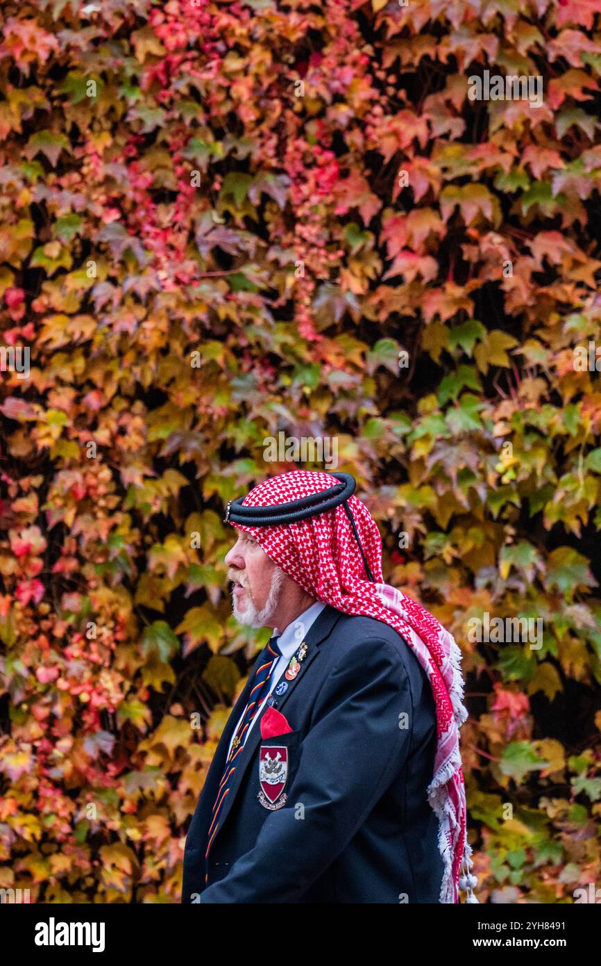 London, Großbritannien. November 2024. Veteranen verlassen die Herbstfarben im admiralität-Bunker - die Remembrance Sunday Parade of Veterans kehrt nach dem Marsch am Cenotaph zur Horse Guards Parade zurück. Guy Bell/Alamy Live News Stockfoto