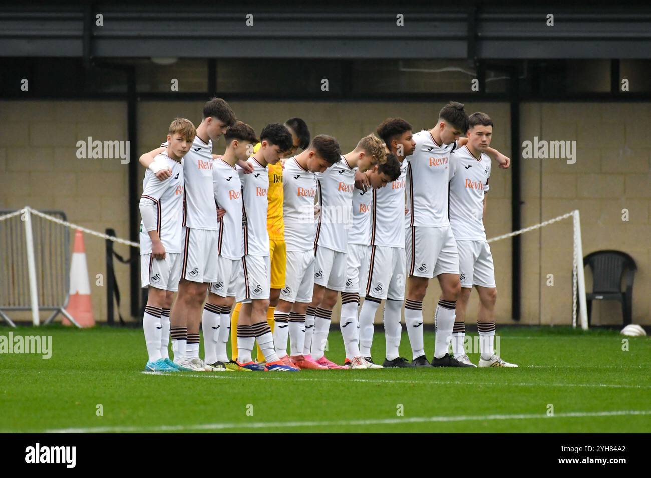 Landore, Swansea, Wales. 9. November 2024. Die U16-Spieler von Swansea City halten eine Schweigeminute zum Gedenktag vor dem U18-Spiel der Professional Development League zwischen Swansea City und Millwall im JOMA High Performance Centre in Landore, Swansea, Wales, Großbritannien am 9. November 2024. Quelle: Duncan Thomas/Majestic Media. Stockfoto