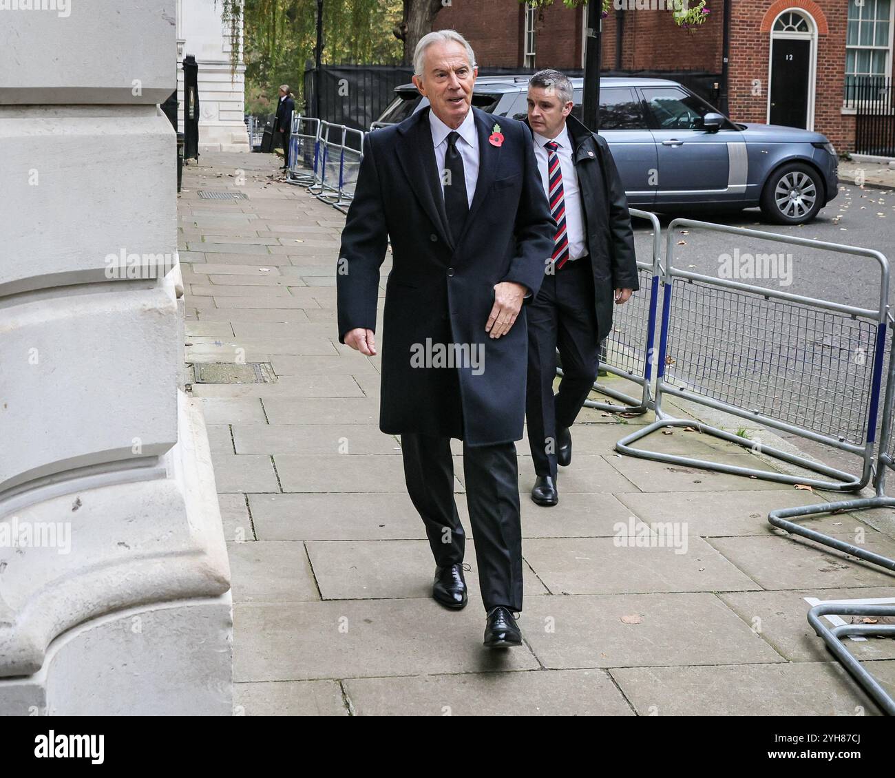 Downing Street, London, Großbritannien, 10. November 2024. Sir Tony Blair, ehemaliger Premierminister des Vereinigten Königreichs, ehemaliger Führer der Labour Party. Politiker, einschließlich ehemaliger Premierminister, werden auf dem Weg zur Gedenkfeier am Sonntag in Whitehall in Westminster durch die Downing Street spazieren sehen. Quelle: Imageplotter/Alamy Live News Stockfoto