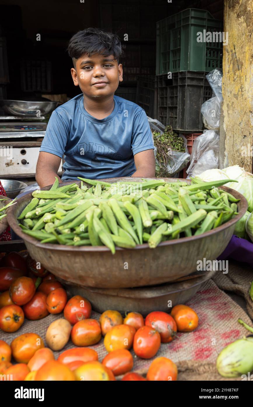 Junger Straßenverkäufer, der Gemüse verkauft, Ambaji, Gujarat, Indien Stockfoto