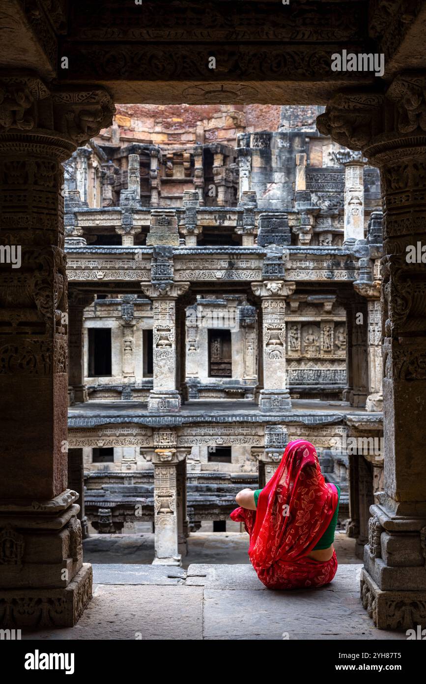 Frau im Sari, die Rani Ki Vav Stepwell, Gujarat, Indien ansieht Stockfoto Frau im Sari, die Rani Ki Vav Stepwell, Gujarat, Indien ansieht Stockfoto