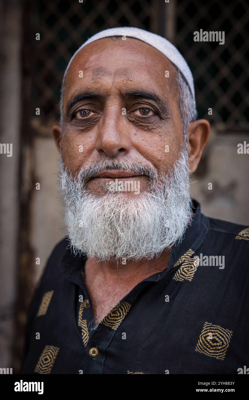 Porträt eines älteren Straßenverkäufers, Ahmedabad, Gujarat, Indien Stockfoto