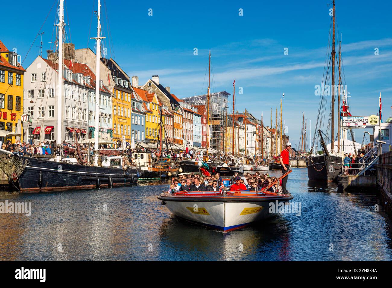 Ausflugsschiff, Nyhavn Kanal, Kopenhagen, Dänemark Stockfoto