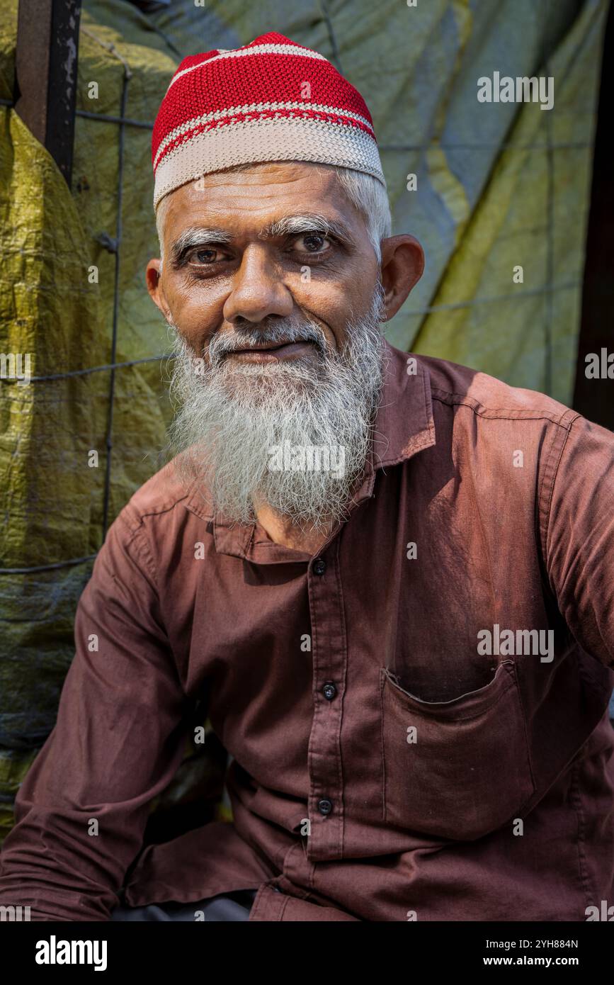 Porträt eines älteren Straßenverkäufers, Ahmedabad, Gujarat, Indien Stockfoto