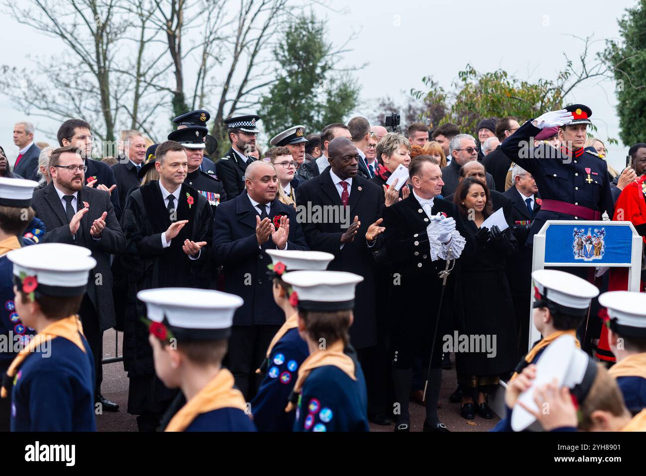 Die Abgeordneten David Burton-Sampson und Bayo Alaba aus Southend begrüßten die Teilnehmer des Remembrance Sunday Events Stockfoto