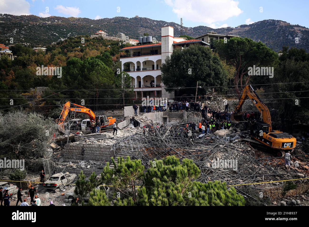 Almat, Almat, Libanon. November 2024. Bulldozer arbeiten daran, Betonstücke zu entfernen, während libanesische Zivilschutzarbeiter Überlebende in den Trümmern eines Hauses suchen, das bei einem israelischen Luftangriff im Dorf Almat nördlich von Beirut zerstört wurde. Nach Angaben des gesundheitsministeriums der countryÃ¢â‚¬â„¢wurden bei dem Streik mindestens 23 Menschen getötet, darunter sieben Kinder. Quelle: ZUMA Press, Inc./Alamy Live News Stockfoto