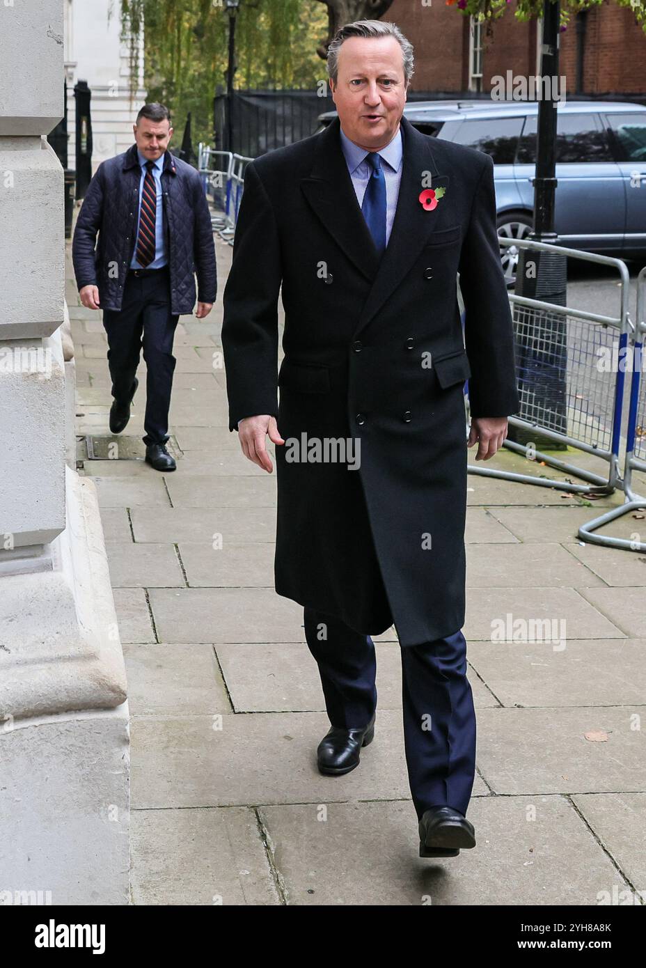 Downing Street, London, Großbritannien, 10. November 2024. David Cameron, Lord Cameron, ehemaliger Premierminister des Vereinigten Königreichs, ehemaliger Parteiführer der Konservativen. Politiker, einschließlich ehemaliger Premierminister, werden auf dem Weg zur Gedenkfeier am Sonntag in Whitehall in Westminster durch die Downing Street spazieren sehen. Quelle: Imageplotter/Alamy Live News Stockfoto