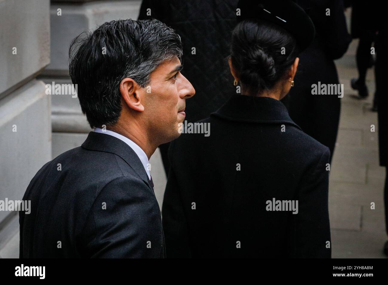 Downing Street, London, Großbritannien, 10. November 2024. Rishi Sunak, ehemaliger Premierminister des Vereinigten Königreichs, sieht nachdenklich aus, als er vom Cenotaph nach Downing Street zurückkehrt. Politiker, einschließlich ehemaliger Premierminister, werden auf dem Weg zur Gedenkfeier am Sonntag in Whitehall in Westminster durch die Downing Street spazieren sehen. Quelle: Imageplotter/Alamy Live News Stockfoto