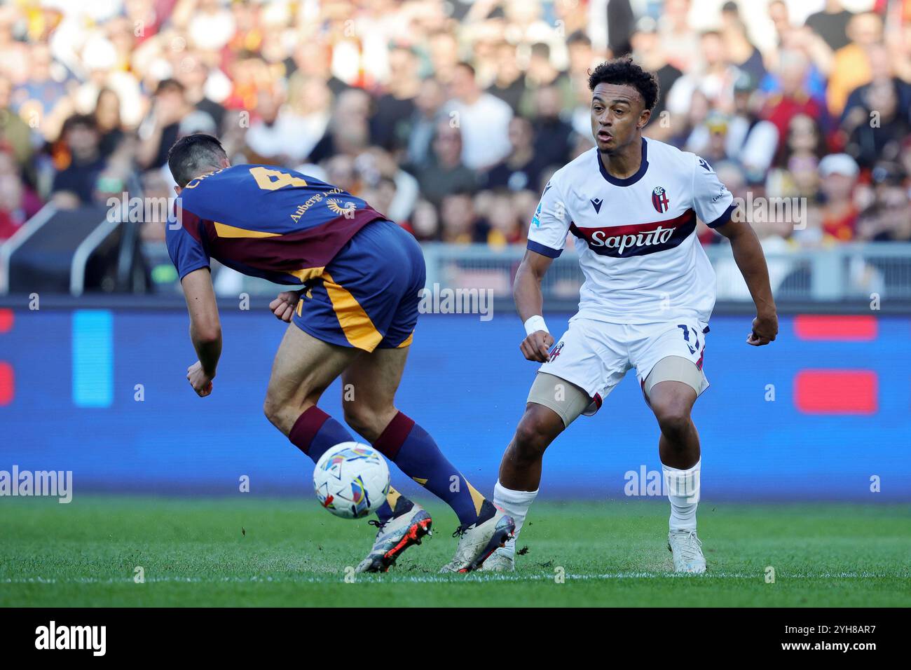 Rom, Italien. November 2024. Dan Ndoye von Bologna im Spiel während des italienischen Meisterschaftsspiels Serie A zwischen AS Roma und Bologna FC am 10. November 2024 im Stadio Olimpico in Rom. Quelle: Federico Proietti / Alamy Live News Stockfoto