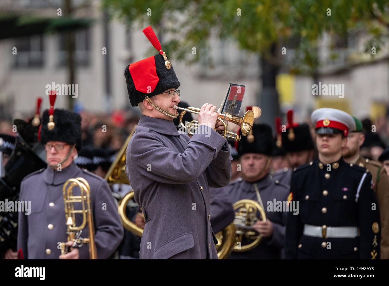Manchester, Großbritannien. November 2024. Der letzte Beitrag wird geklungen. Mitglieder der Öffentlichkeit schlossen sich an, um Militärveteranen, Militärangehörige, Polizei und Würdenträger beim Remembrance sunday Service, Cenotaph, St. Peter's Square, Manchester UK zu beobachten. Bild: Garyroberts/worldwidefeatures.com Credit: GaryRobertsphotography/Alamy Live News Stockfoto