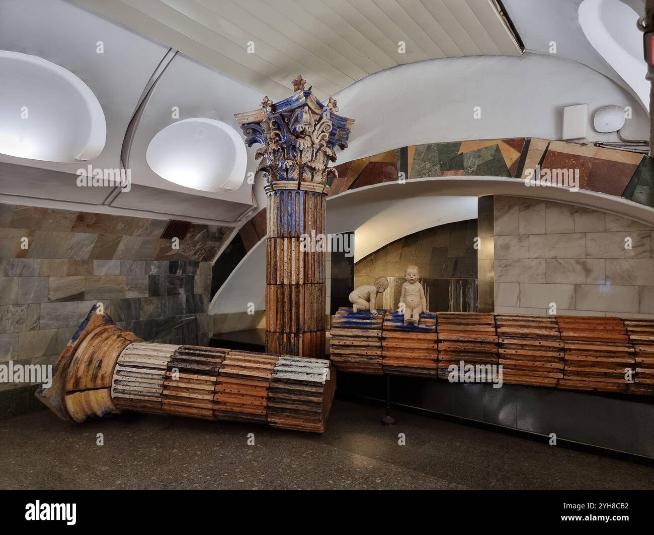 Kunstwerk mit antiken Säulen und Kinderfiguren in der U-Bahn-Station Rimskaya Римская der Moskauer U-Bahn Stockfoto